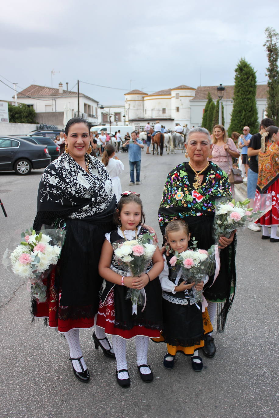 Una multitud da la bienvenida a la patrona a su llegada a la localidad