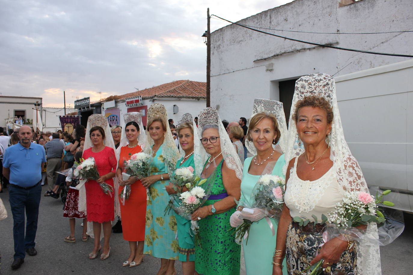 Una multitud da la bienvenida a la patrona a su llegada a la localidad