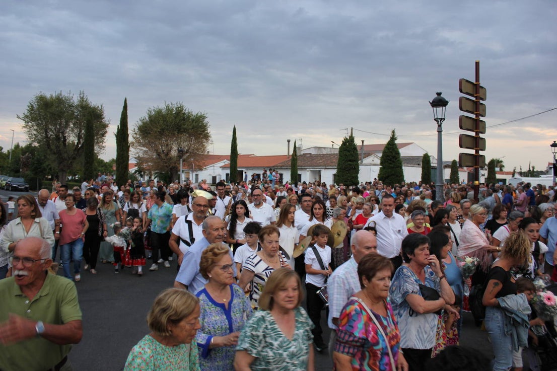 Una multitud da la bienvenida a la patrona a su llegada a la localidad