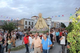 Una multitud da la bienvenida a la patrona a su llegada a la localidad