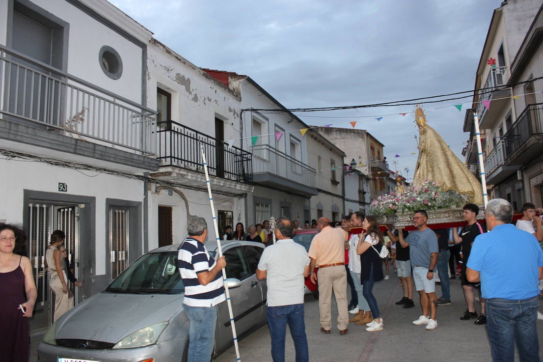 Una multitud da la bienvenida a la patrona a su llegada a la localidad