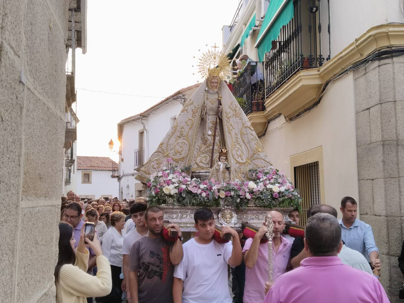 Imagen secundaria 1 - La Virgen del Prado sale de la parroquia por primera vez durante su novenario