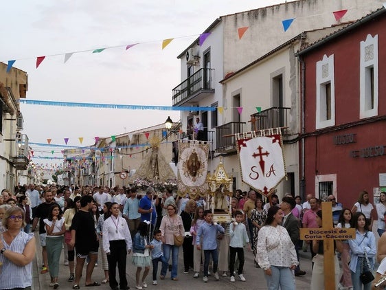 La Virgen del Prado sale de la parroquia por primera vez durante su novenario