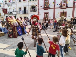 Los niños casareños han aprendido a manejar las lanzas.