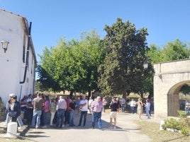 El buen tiempo acompaña a los casareños en su última romería del año