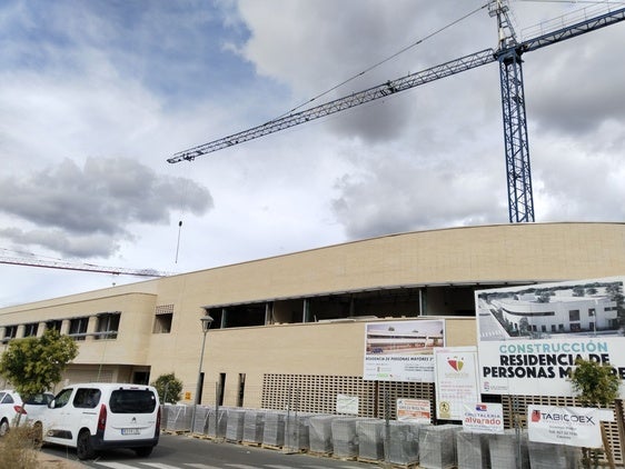 Nuevas trifulcas entre gobierno y oposición por la residencia de mayores que frena su ritmo por un problema burocrático