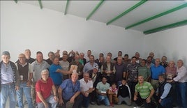 Aficionados a la pesca que asistieron ayer al primer encuentro de fin de temporada.