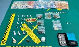 Sustancias y dinero incautado en la actuación de la Guardia Civil.