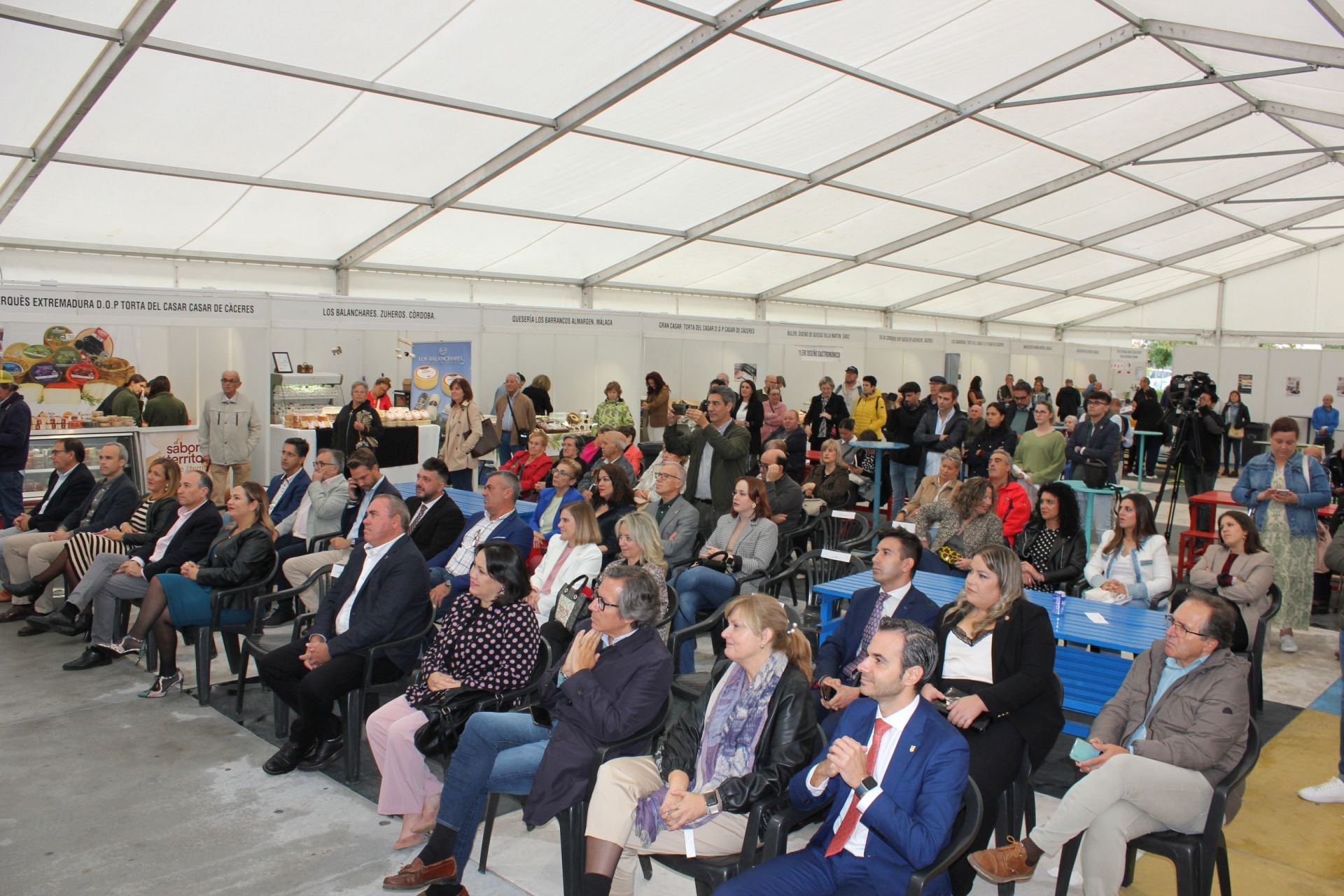 Imagen secundaria 1 - El mensaje de la consejera desafía a la lluvia en el arranque de la Feria Europea del queso: «vamos a divertirnos y a comer mucho queso»