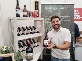 Carlos Jesús Vivas con la edición limitada de su cerveza.