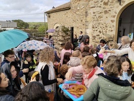 Decenas de niños han participado hoy en la fiesta organizada por la parroquia que ha finalizado con reparto de churros y chocolate.