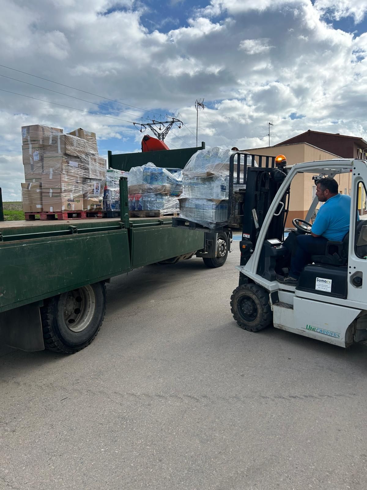 Imagen principal - Una parte de las donaciones de los casareños ya han sido recogidas en el primer camión con rumbo a Valencia