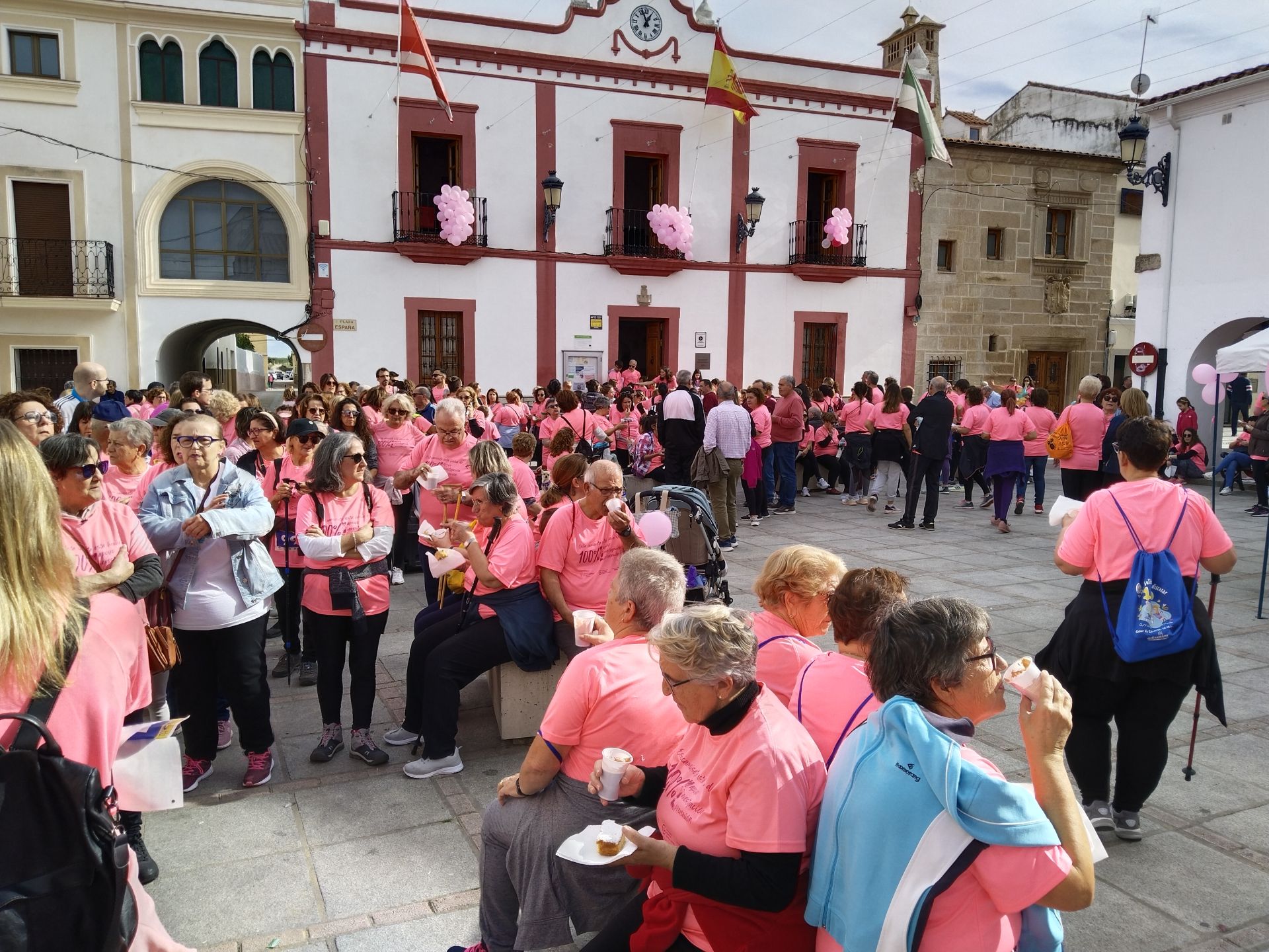 Una marea rosa recorre las calles y vías de la localidad para apoyar la lucha contra el cáncer