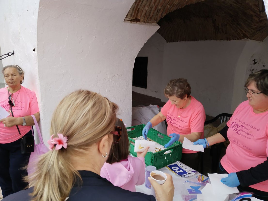 Una marea rosa recorre las calles y vías de la localidad para apoyar la lucha contra el cáncer