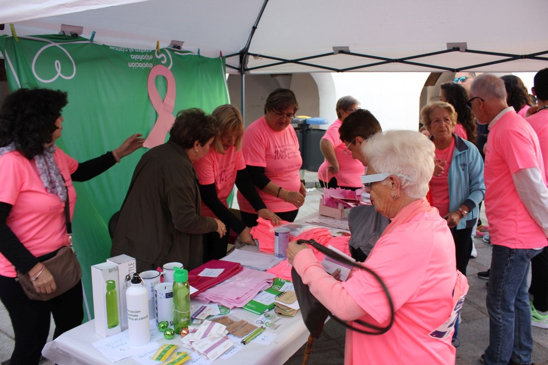 Una marea rosa recorre las calles y vías de la localidad para apoyar la lucha contra el cáncer