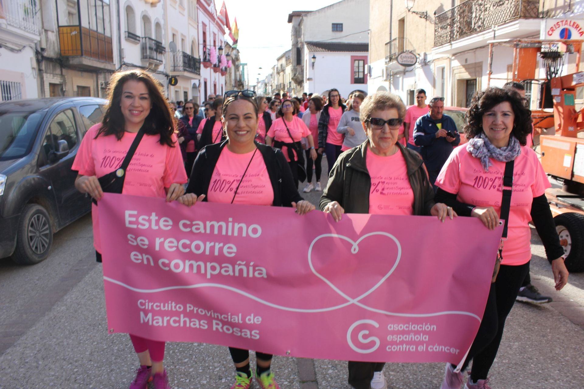 Una marea rosa recorre las calles y vías de la localidad para apoyar la lucha contra el cáncer