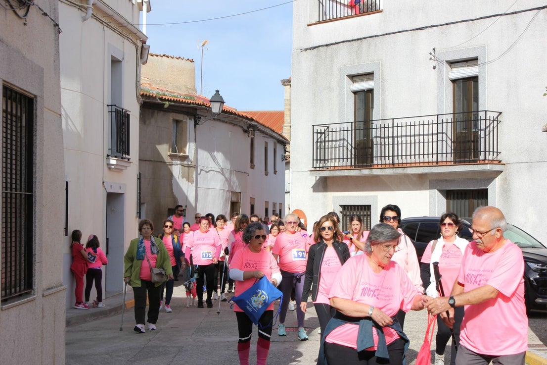 Una marea rosa recorre las calles y vías de la localidad para apoyar la lucha contra el cáncer