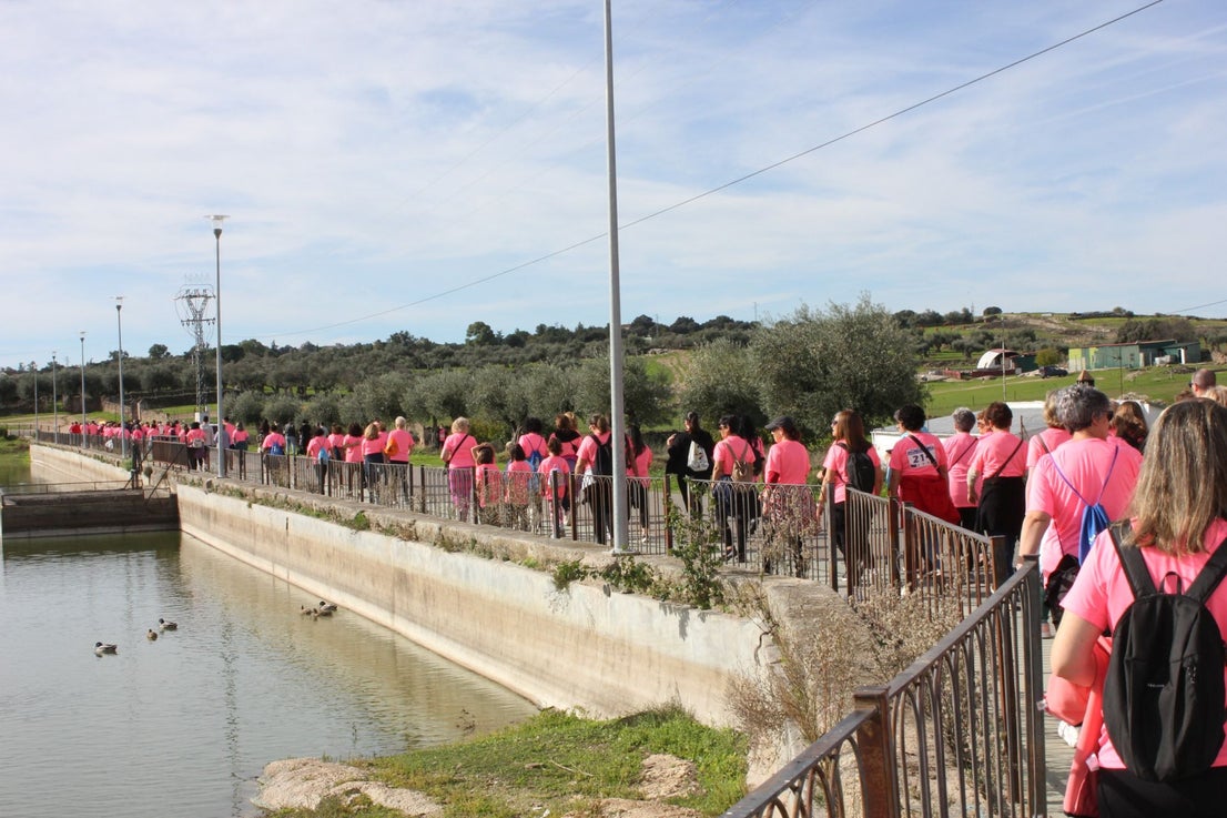 Una marea rosa recorre las calles y vías de la localidad para apoyar la lucha contra el cáncer