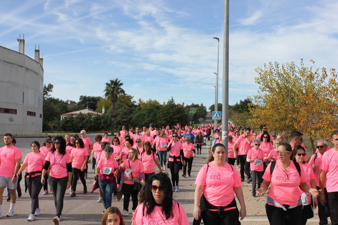 Una marea rosa recorre las calles y vías de la localidad para apoyar la lucha contra el cáncer