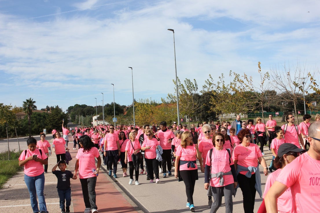 Una marea rosa recorre las calles y vías de la localidad para apoyar la lucha contra el cáncer