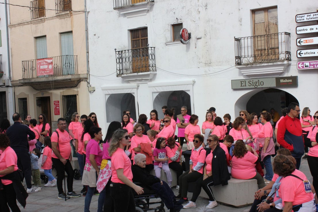 Una marea rosa recorre las calles y vías de la localidad para apoyar la lucha contra el cáncer