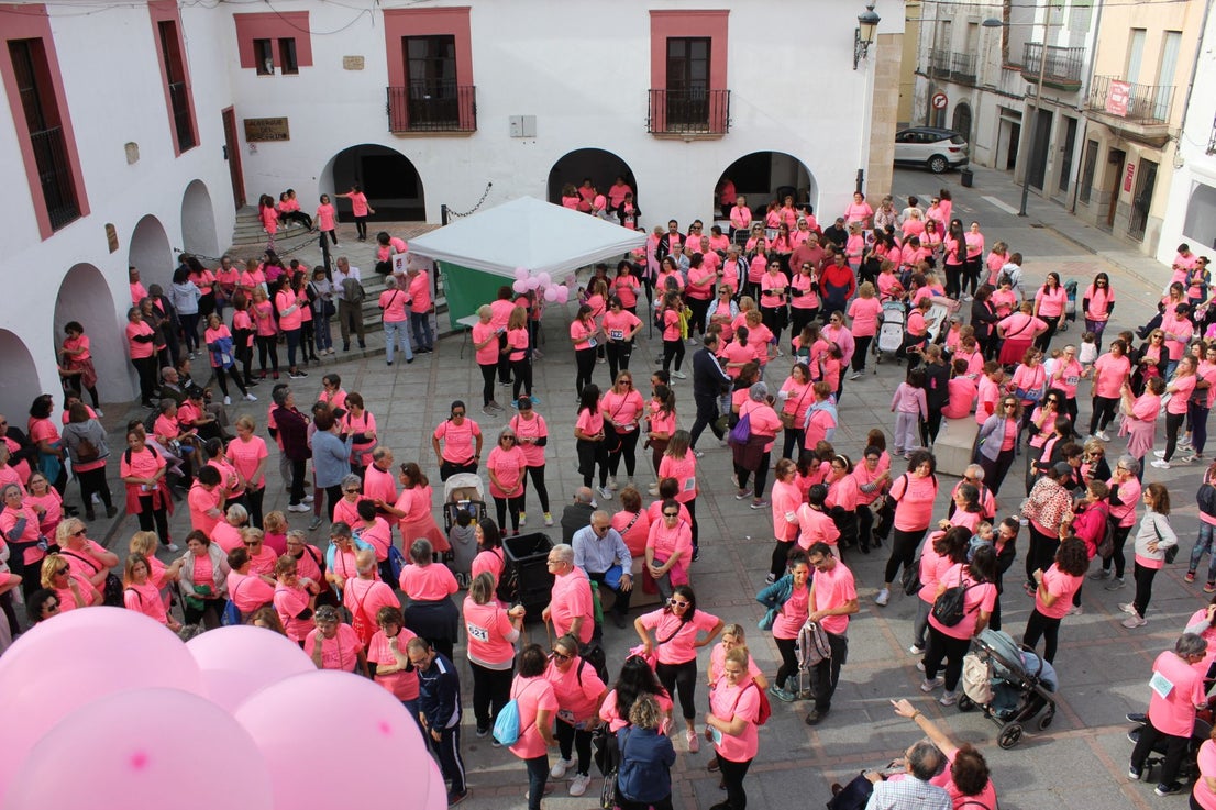 Una marea rosa recorre las calles y vías de la localidad para apoyar la lucha contra el cáncer