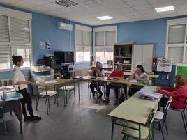 Hay cuatro docentes que imparten las diferentes materias.