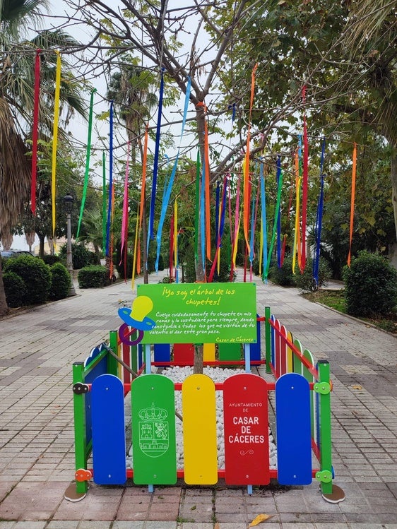 El Ayuntamiento inaugura el 'Árbol de los chupetes' en el Día Mundial de la Infancia