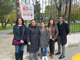 Sandra Tovar, Marta Jodrán y representantes de la Asociación Española Contra el Cáncer en Cáceres.
