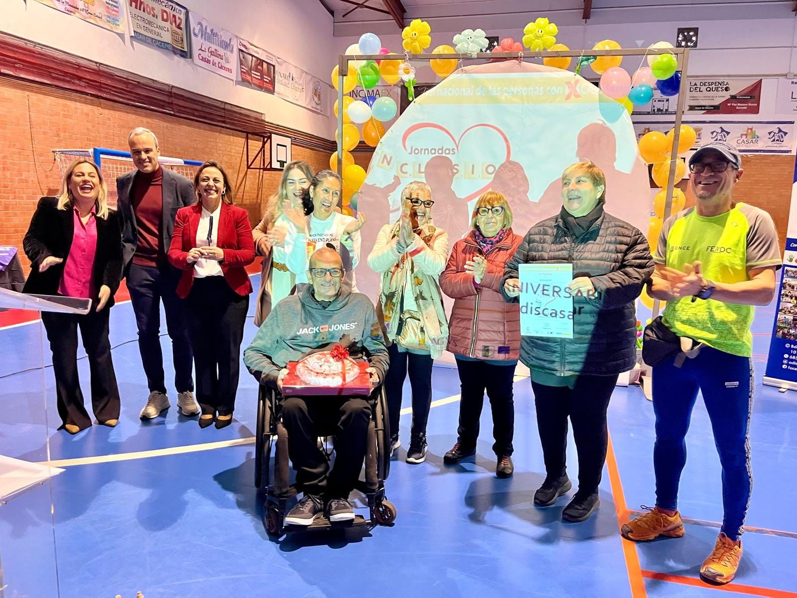 Imagen principal - Colectivos de personas con discapacidad de los pueblos mancomunados participan en la jornada de inclusión en Casar de Cáceres