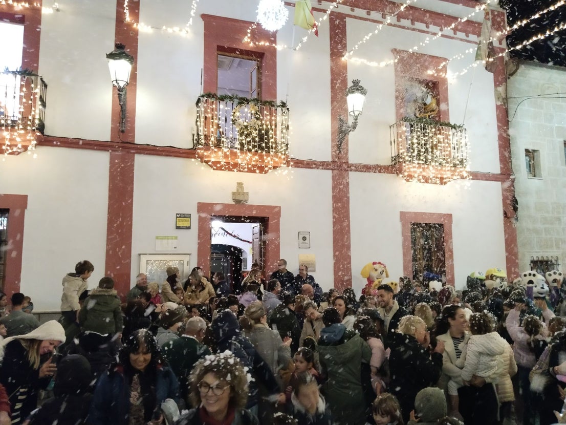 Los casareños reciben la Navidad bajo una gran lluvia de copos de nieve