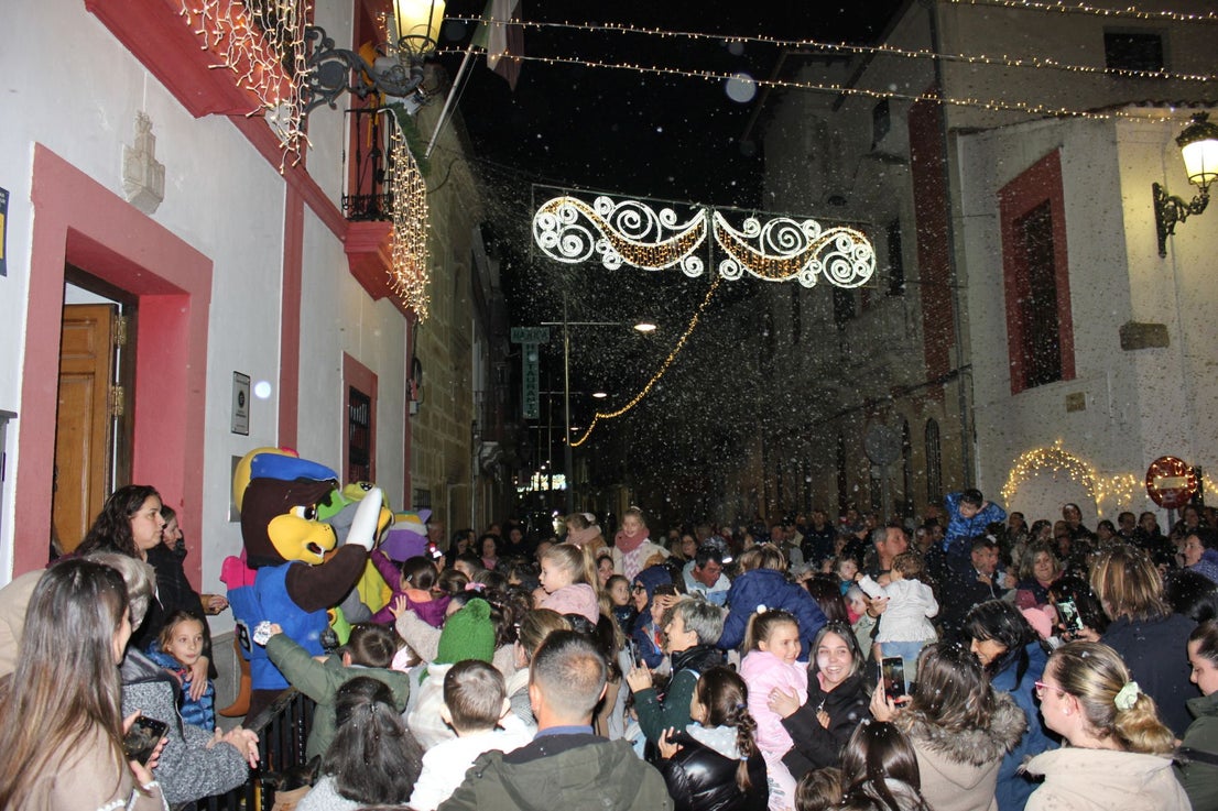 Los casareños reciben la Navidad bajo una gran lluvia de copos de nieve