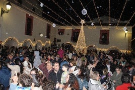 Los casareños reciben la Navidad bajo una gran lluvia de copos de nieve