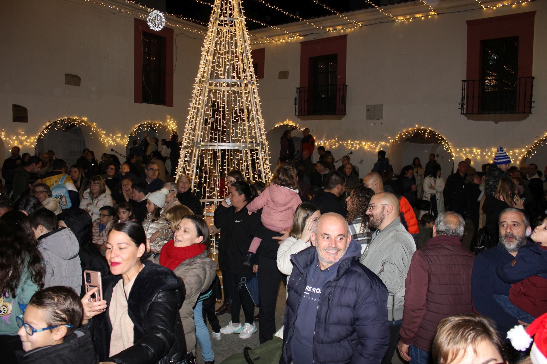 Los casareños reciben la Navidad bajo una gran lluvia de copos de nieve