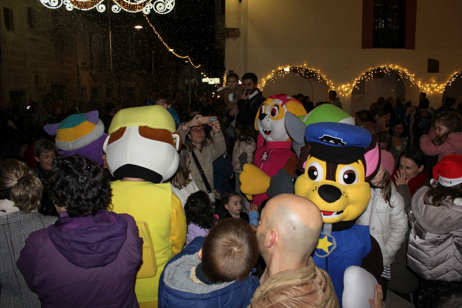 Los casareños reciben la Navidad bajo una gran lluvia de copos de nieve