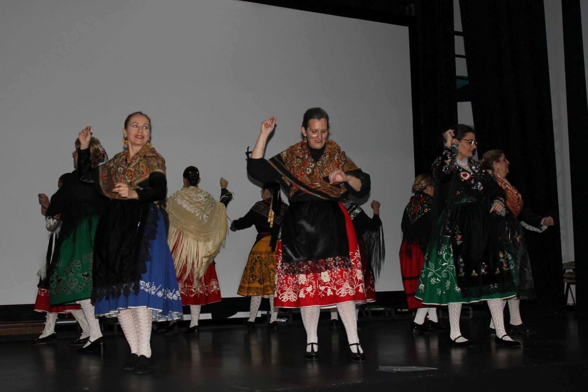 Imagen secundaria 1 - El folklore gusta a las niñas y mujeres casareñas