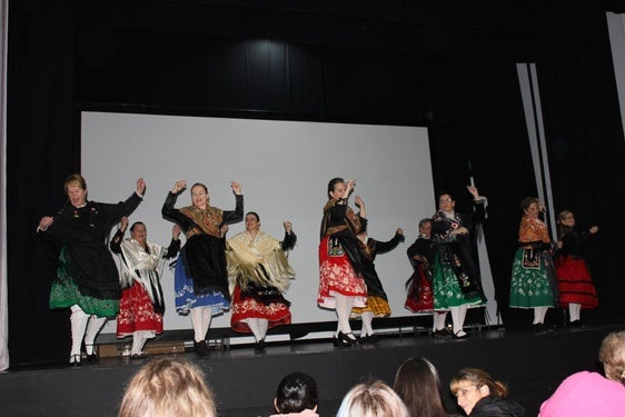 El folklore gusta a las niñas y mujeres casareñas