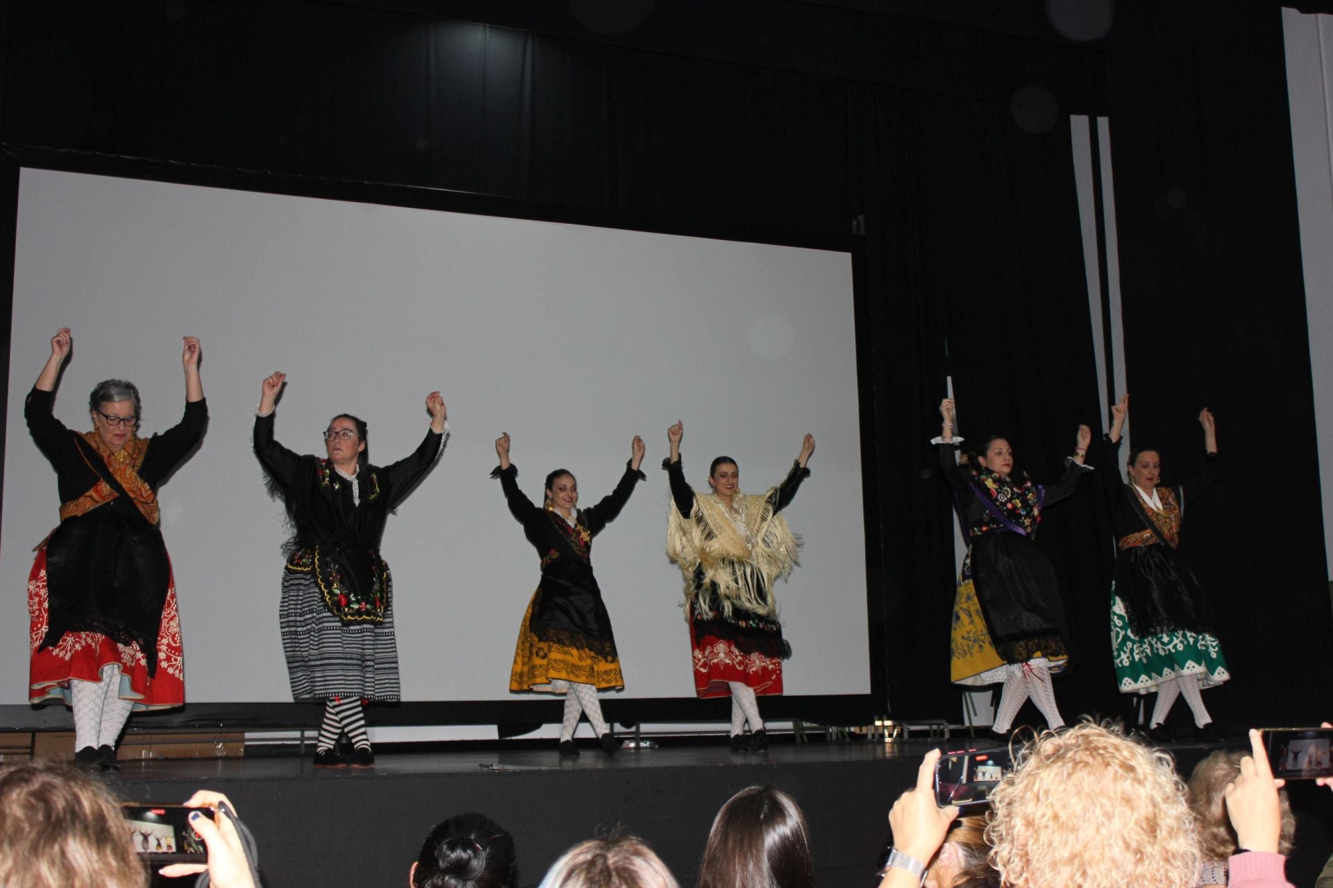 Imagen secundaria 1 - El folklore gusta a las niñas y mujeres casareñas