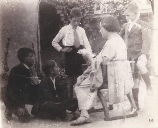 El maestro Ángel Rodríguez Campos, que lleva el nombre del Certamen, en una imagen con sus alumnos.