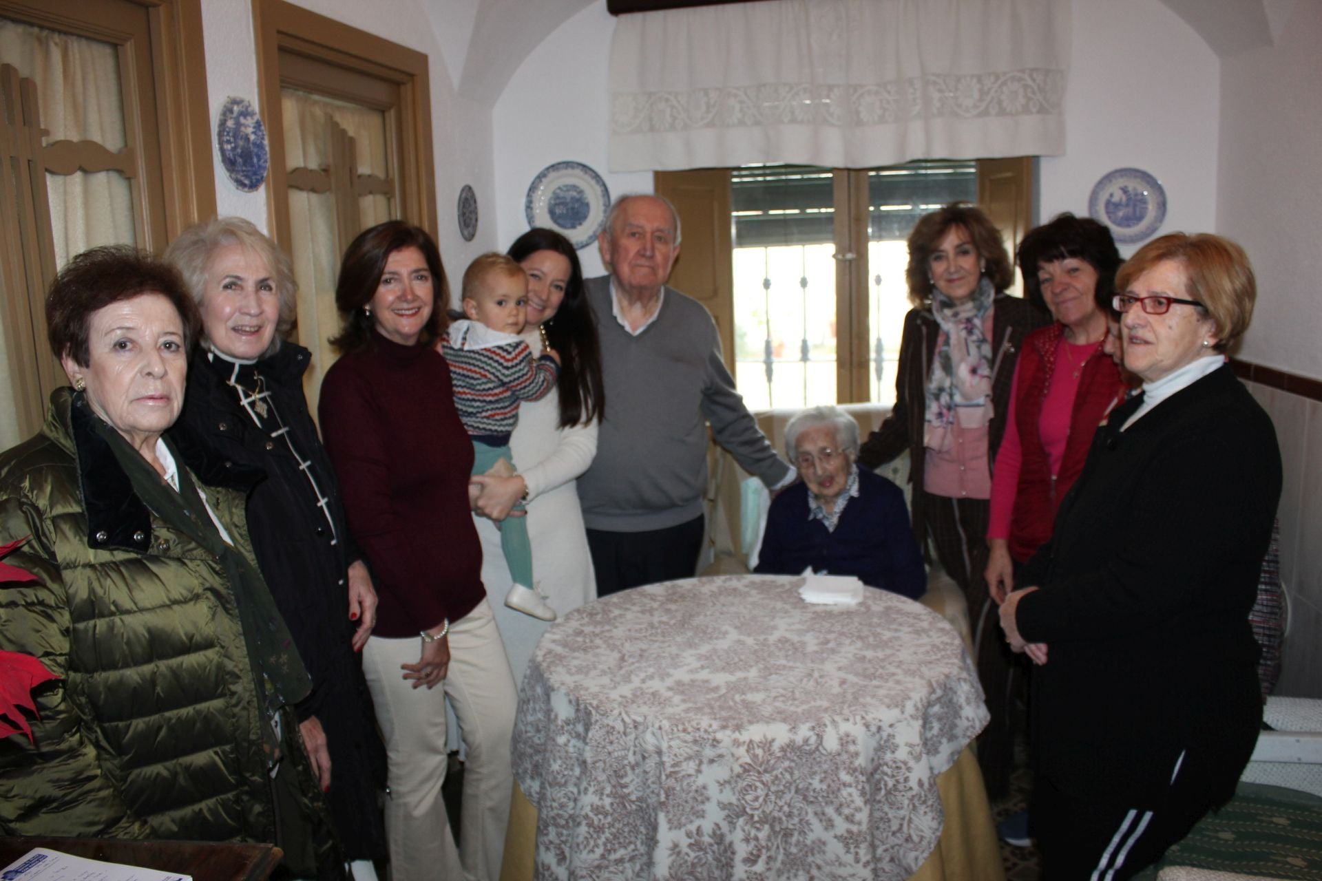 Imagen principal - El gran regalo que la vida le ha dado a Gabina, cumplir hoy 100 años