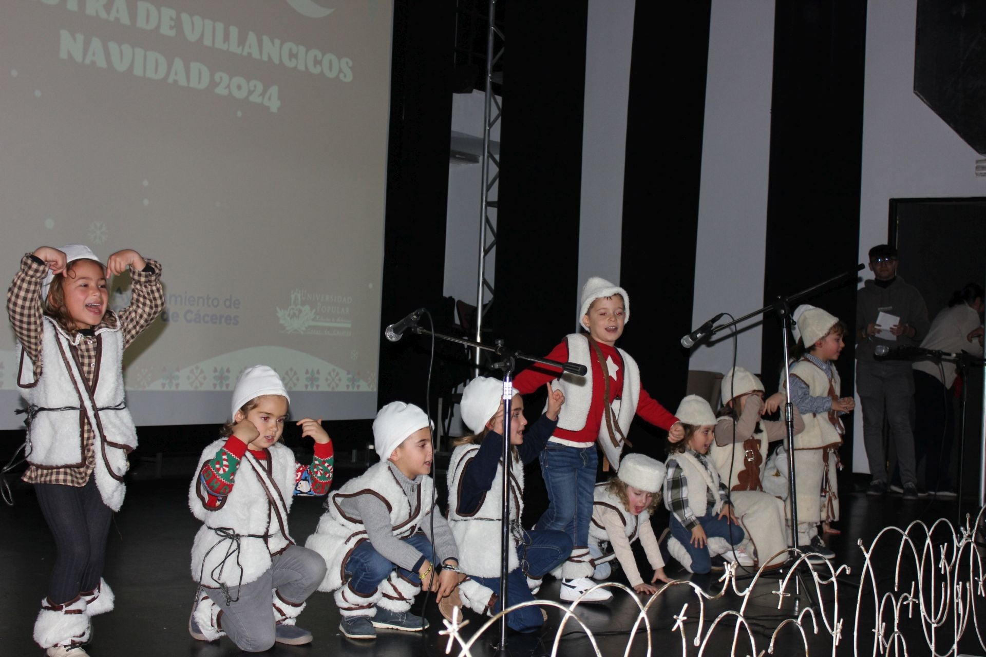 Los casareños avivan la tradición de cantar villancicos antes de la llegada de la Navidad