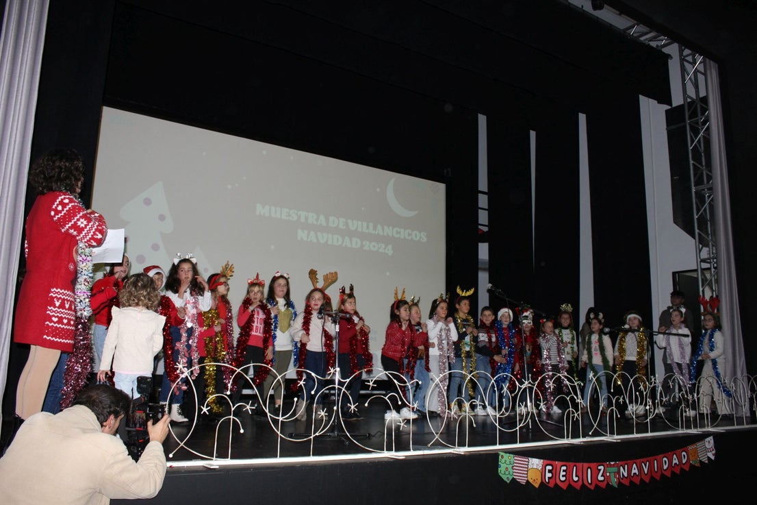 Los casareños avivan la tradición de cantar villancicos antes de la llegada de la Navidad