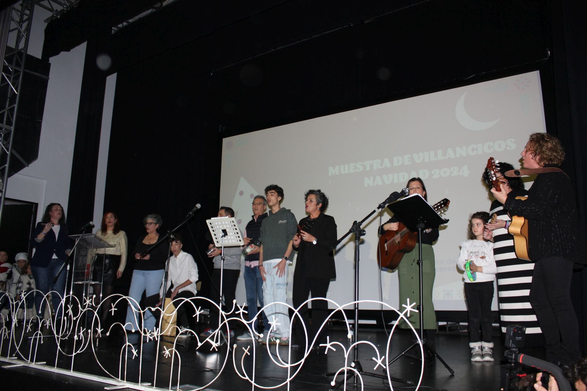 Los casareños avivan la tradición de cantar villancicos antes de la llegada de la Navidad