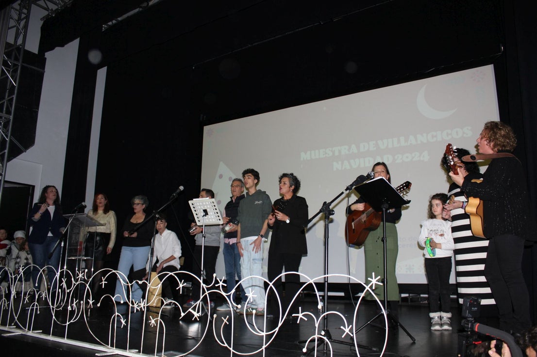 Los casareños avivan la tradición de cantar villancicos antes de la llegada de la Navidad