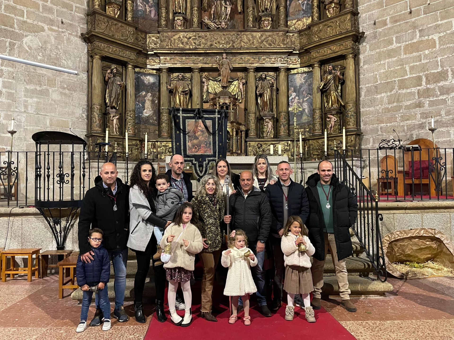 Imagen principal - Integrantes de la nueva cofradía para el año 2025.