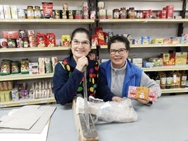 Loli y Domi, con dos de los productos estrellas de su establecimiento, el bacalao y el chocolate Quitín.