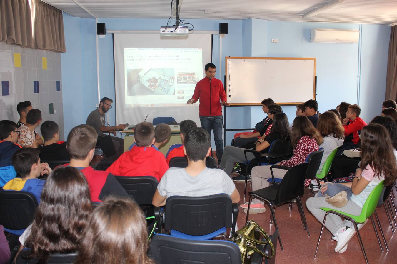 Un grupo de alumnos durante la charla. L.C.G.