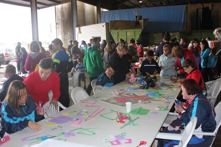 Participación del colectivo en un taller de manualidades en el mes de octubre. L.C.G.
