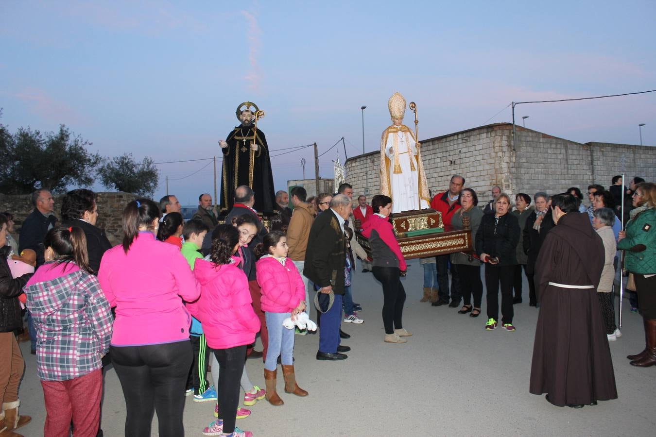 Varias mujeres han portado a San Blas, y un grupo de hombres han llevado a San Benito. 