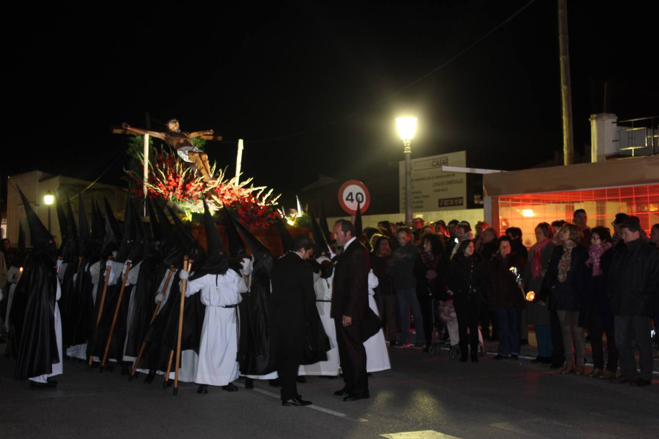 Los costaleros realizaron un pequeño baile de pasos acompasados por primera vez. 